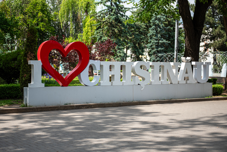 Ein großes rotes Herz und der weiße Schriftzug "I Love Chișinău" in einem grünen Stadtpark