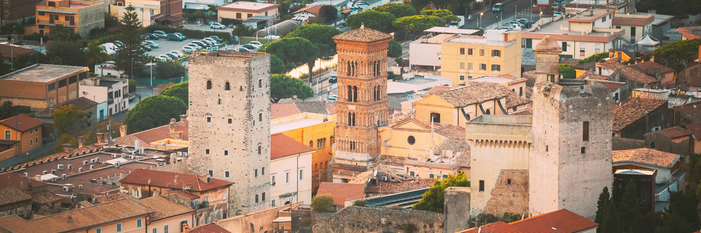 Panoramaaufnahme der historischen Oberstadt mit ihren Türmen, der Kathedrale und den verwinkelten Häuserzeilen im warmen Licht.