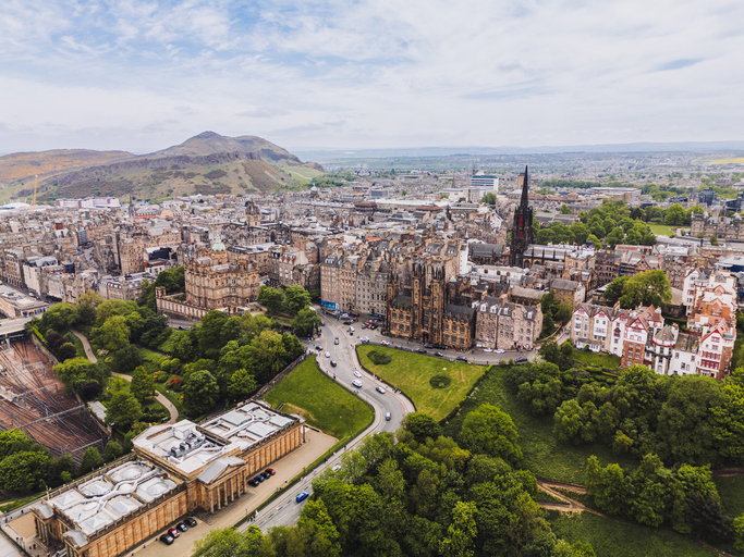 Weitblick über die historische Architektur von Edinburgh mit dem Arthur’s Seat im Hintergrund