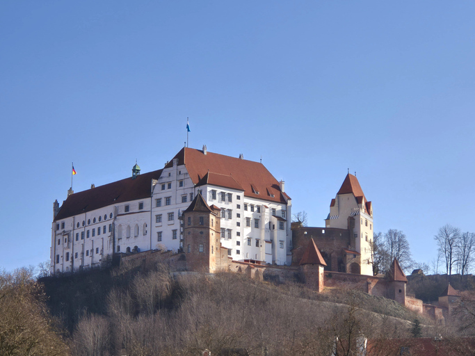 Die mittelalterliche Festung Burg Trausnitz auf einer Anhöhe vor einem klaren blauen Himmel in Landshut