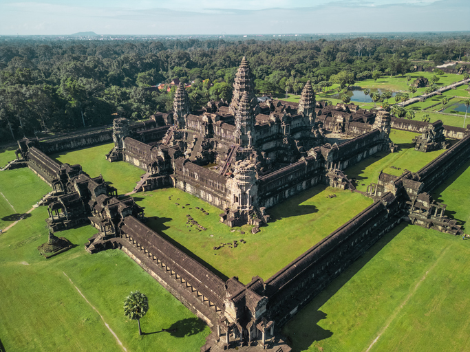 Luftaufnahme der beeindruckenden Tempelanlage von Angkor Wat inmitten einer üppigen Grünlandschaft in Kambodscha