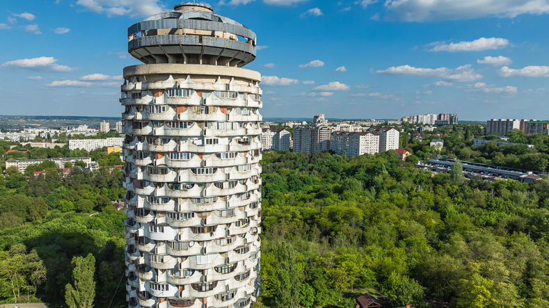 Der markante, zylinderförmige Turmbau "Romanița" inmitten einer grünen Waldlandschaft in Chișinău