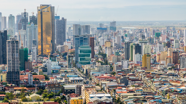 Blick über die dicht bebaute Stadtlandschaft mit Wolkenkratzern und Wohnvierteln in Phnom Penh