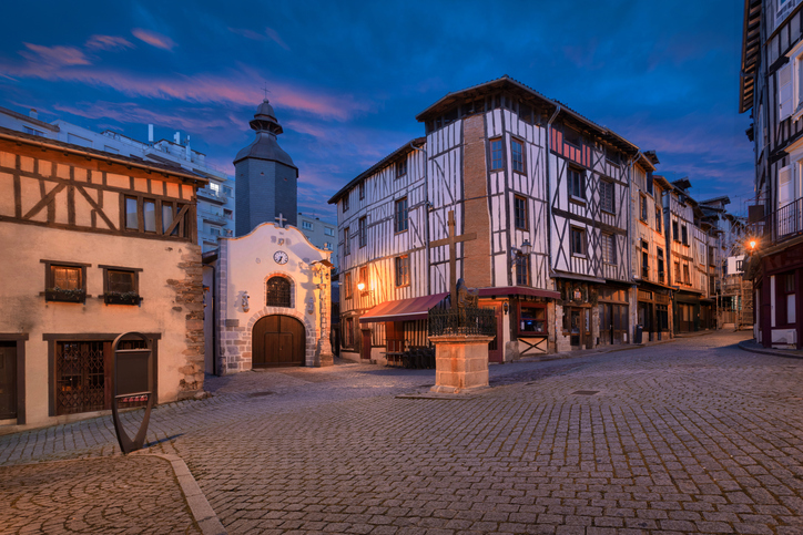 Kopfsteinpflaster, Fachwerkhäuser und eine kleine Kapelle prägen die Altstadt von Limoges.