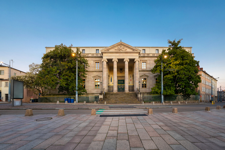 Ein monumentales Gebäude mit Säulenfront steht an einem weiten Platz in Limoges.