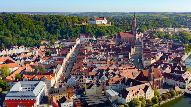 Blick aus der Vogelperspektive auf die Dächer der Stadt Landshut mit der Burg Trausnitz und der St.-Martins-Kirche