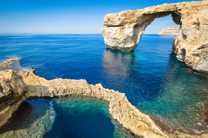 Das berühmte Felsentor Azure Window auf Gozo ragt über das tiefblaue Mittelmeer hinaus.
