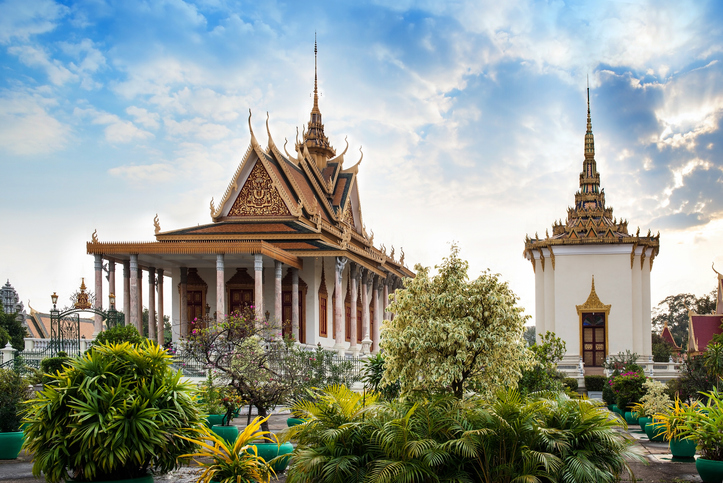Die prunkvolle Architektur des Königspalastes mit goldenen Dächern und einer Gartenanlage in Phnom Penh