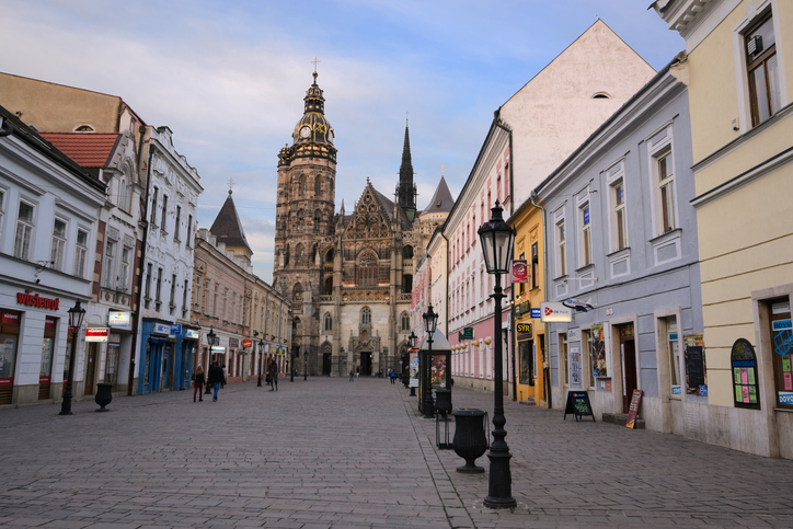 Blick entlang der gepflasterten Fußgängerzone in Košice direkt auf den imposanten Dom der Heiligen Elisabeth.
