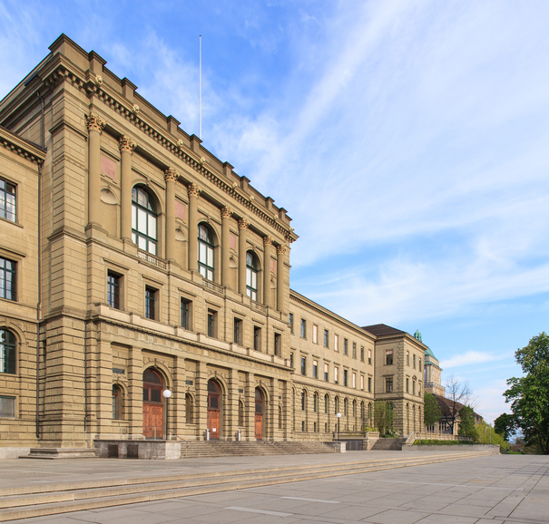 Frontansicht des monumentalen, klassizistischen Gebäudes der Eidgenössischen Technischen Hochschule Zürich.