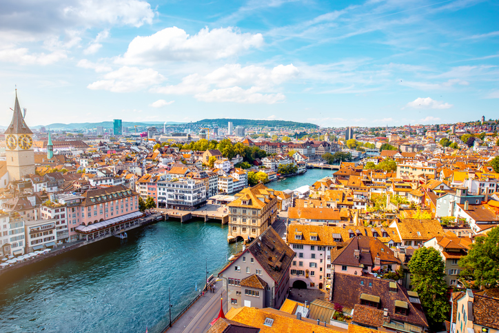 Panorama der Zürcher Altstadt beidseitig der Limmat mit zahlreichen Brücken und historischen Zunfthäusern.