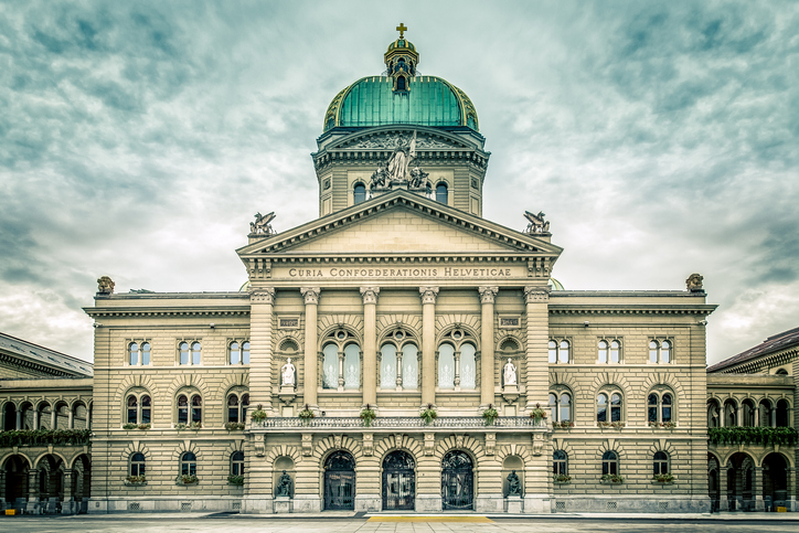 Frontalansicht des majestätischen Bundeshauses unter bewölktem Himmel in Bern