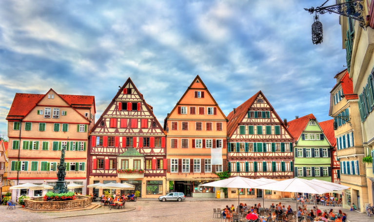 Historische Fachwerkhäuser, Cafés und ein Brunnen auf dem Marktplatz in Tübingen.