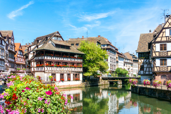 Blick über den Kanal auf das berühmte ehemalige Gerberhaus mit seinen charakteristischen Dachgauben und Blumenschmuck.