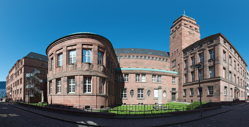 Frontansicht des imposanten Kollegiengebäudes I der Universität Freiburg aus rotem Sandstein.