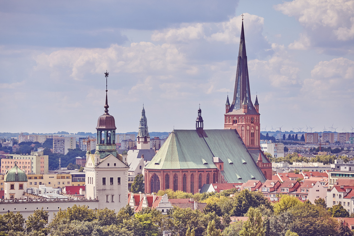 Die Kathedrale St. Jakob erhebt sich mit ihrem hohen Turm über die umgebenden Häuser der Stettiner Altstadt.