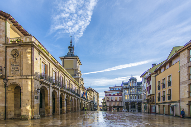 Ein weiter Platz mit historischen Gebäuden und Arkaden liegt im Herzen von Oviedo.
