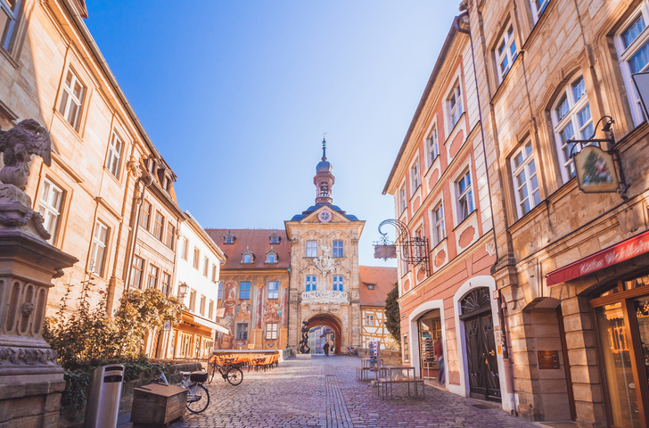 Das prachtvolle Rathaus steht in der strahlenden Sonne, eingerahmt von historischen Gebäuden und Kopfsteinpflaster.
