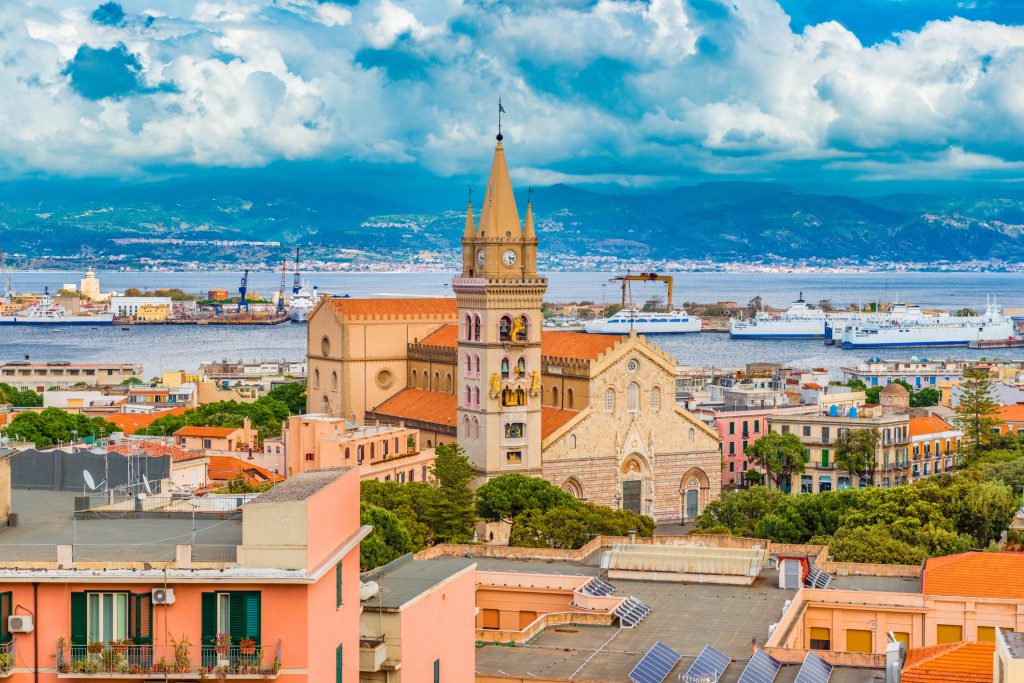 Blick auf den Domplatz in Messina unter einem strahlend blauen Himmel mit Schäfchenwolken