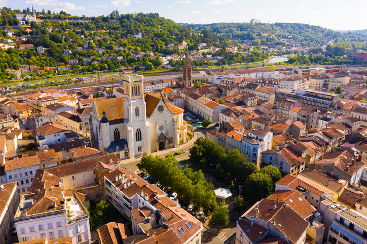 Luftansicht der Kathedrale Saint-Caprais in Agen eingebettet in das Stadtbild.