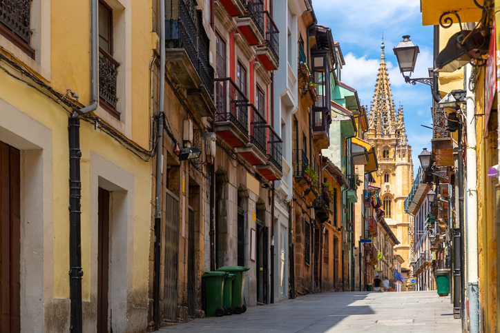Eine schmale Gasse in Oviedo führt direkt auf den Turm der Kathedrale zu.