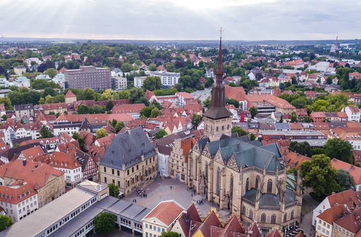 Ein Blick aus der Luft auf die verwinkelten Gassen, alten Kirchen und roten Ziegeldächer im Zentrum von Osnabrück.