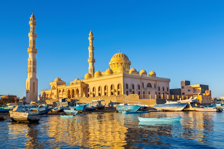 Die architektonisch beeindruckende Moschee in Hurghada spiegelt sich im ruhigen Wasser des Hafens wider.