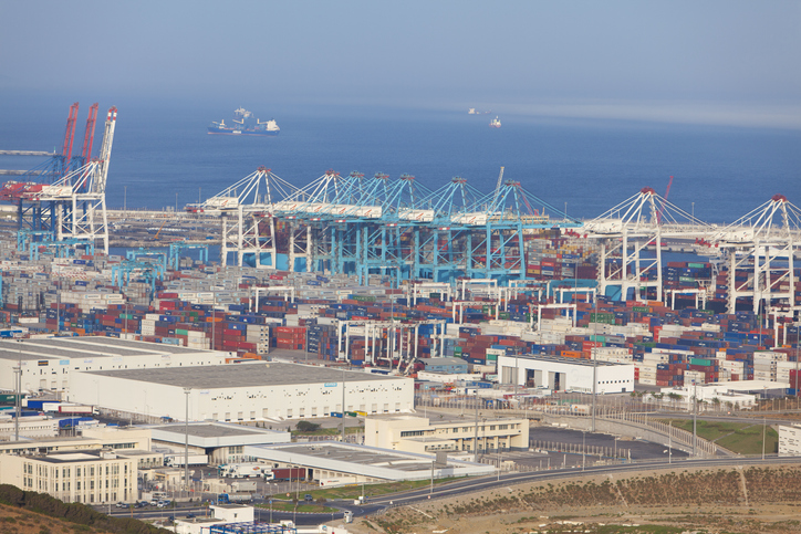 Große Containeranlagen und Kräne prägen den modernen Hafen von Tanger am Meer.