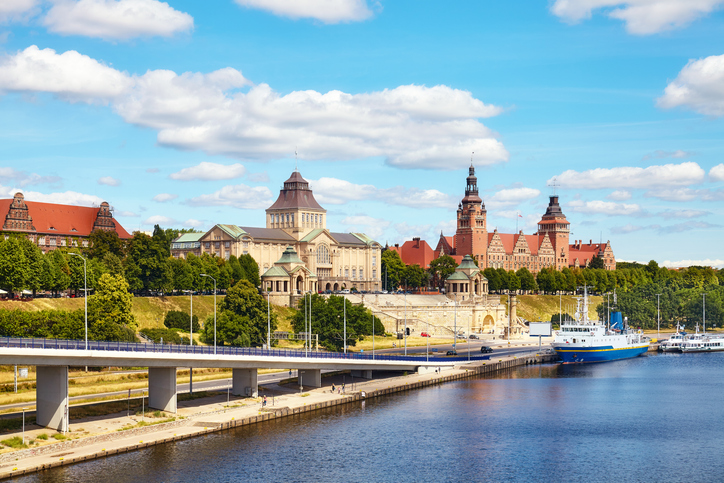 Ein moderner Blick auf das Oderufer mit einer großen Brücke und den prachtvollen Gebäuden der Hakenterrasse im Hintergrund.