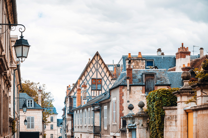 Eine idyllische Gasse mit charmanten Fachwerkhäusern in der Altstadt von Bourges.