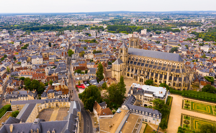 Ein weitläufiger Blick auf das dicht besiedelte Stadtgebiet von Bourges mit der zentral gelegenen Kathedrale.