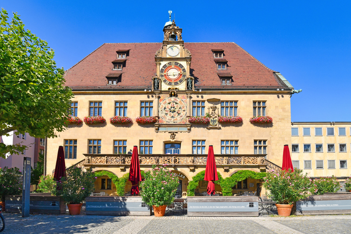 Die kunstvoll verzierte Fassade des Rathauses in Heilbronn mit seiner berühmten astronomischen Uhr und blühenden Blumenkästen.
