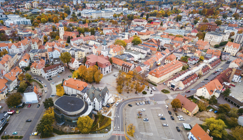 Ein weiter Blick von oben über die Dächer der Stadt Zielona Góra mit ihren herbstlich gefärbten Bäumen.