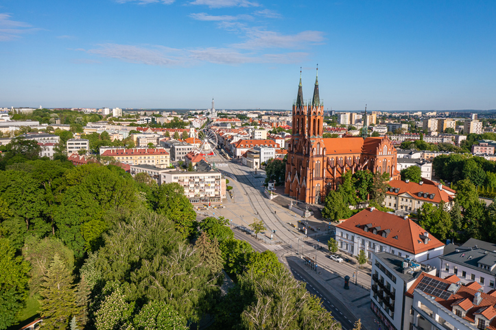 Eine weite Luftansicht auf das Stadtzentrum von Białystok mit der imposanten Kathedrale und weitläufigen Grünflächen.