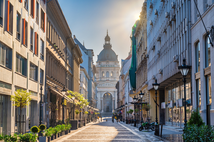 Eine elegante Straße führt geradewegs auf die imposante Stephansbasilika im Zentrum von Budapest zu.