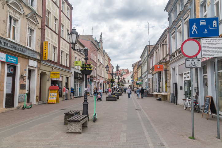 Eine ruhige Fußgängerzone in der Altstadt von Zielona Góra mit historischen Gebäuden und Straßenlaternen.