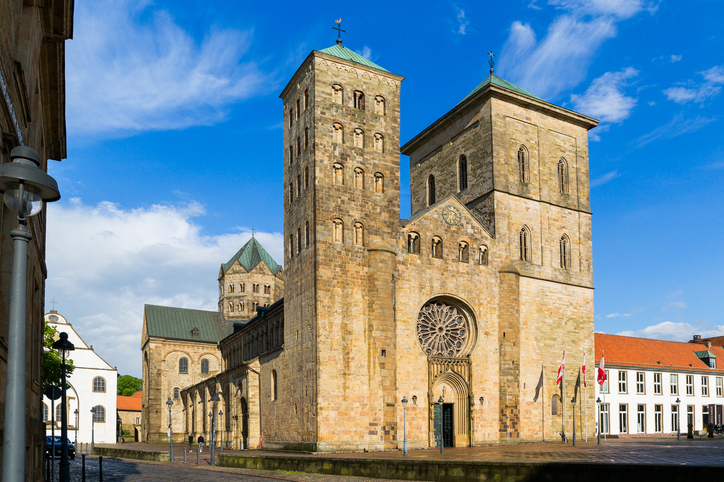 Der beeindruckende Dom St. Petrus mit seinen charakteristischen Türmen steht unter einem strahlend blauen Himmel.