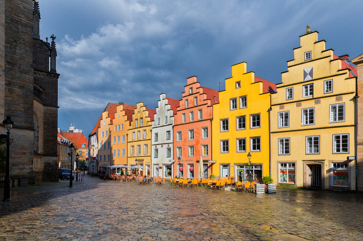 Die farbenprächtigen Giebelhäuser am Markt stehen in einem spannenden Kontrast zu den heraufziehenden dunklen Wolken.
