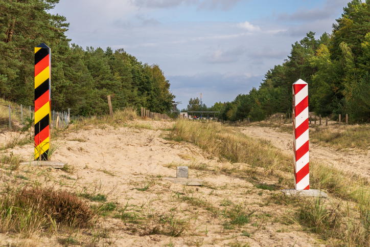 Grenzpfähle in den Dünen markieren die Grenze zwischen Deutschland und Polen in der Nähe von Ahlbeck.