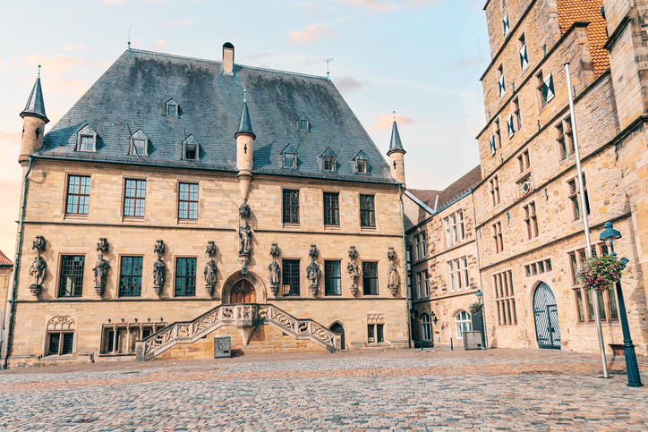 Die prächtige Fassade des Rathauses mit ihrer Freitreppe erstrahlt im warmen Licht des Tages.