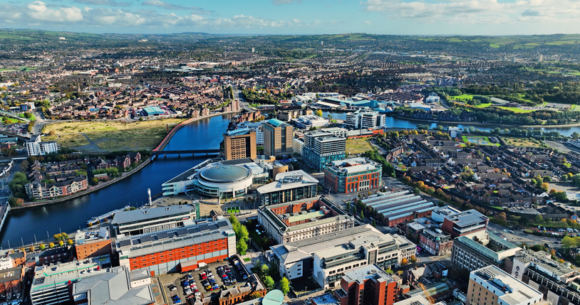 Ein weiter Blick aus der Vogelperspektive über den Fluss Lagan und das dicht bebaute Stadtgebiet von Belfast.