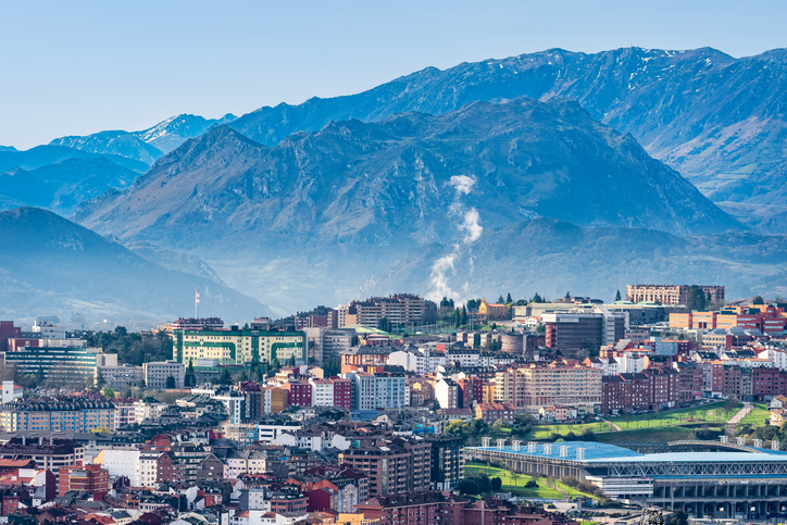 Die Stadt Oviedo liegt vor einer eindrucksvollen Bergkulisse in Asturien.