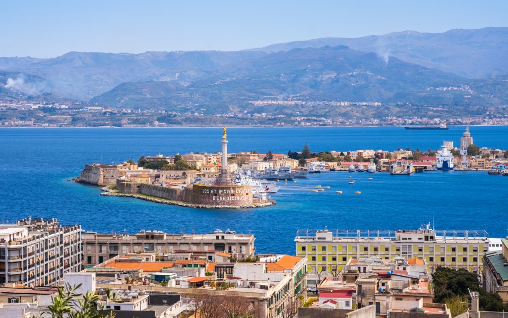 Die goldene Statue der Madonnina auf der Festungsanlage am Hafeneingang von Messina
