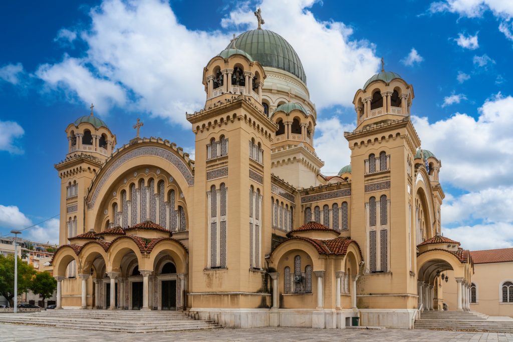 Eine große, prachtvolle griechisch-orthodoxe Kirche mit Kuppeln unter einem blauen Himmel.