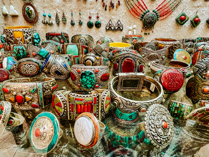 Orientalischer Schmuck und kunstvolle Armreifen liegen auf einem Marktstand in Tanger.