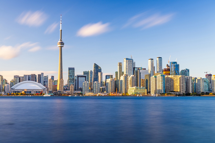 Die Skyline von Toronto mit CN Tower liegt direkt am Wasser des Lake Ontario.