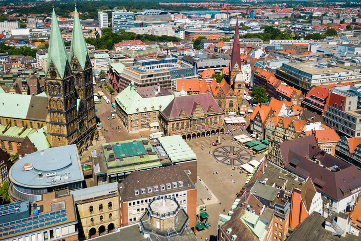 Eine Drohnenaufnahme zeigt die Dächer der Altstadt, den Dom und den weitläufigen Marktplatz aus der Vogelperspektive.
