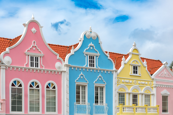 Pastellfarbene Fassaden im niederländischen Kolonialstil prägen das Stadtbild von Oranjestad auf Aruba.