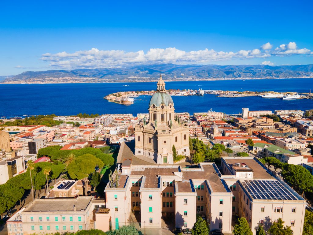 Die imposante Kuppel des Tempio di Cristo Re überragt die Gebäude und bietet einen weiten Blick über die Straße von Messina