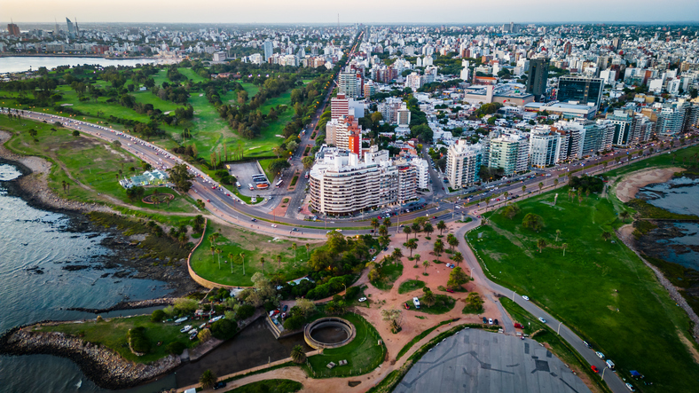 Eine weitläufige Parkanlage entlang der Küste von Montevideo mit Blick auf den Golfplatz und das Meer.